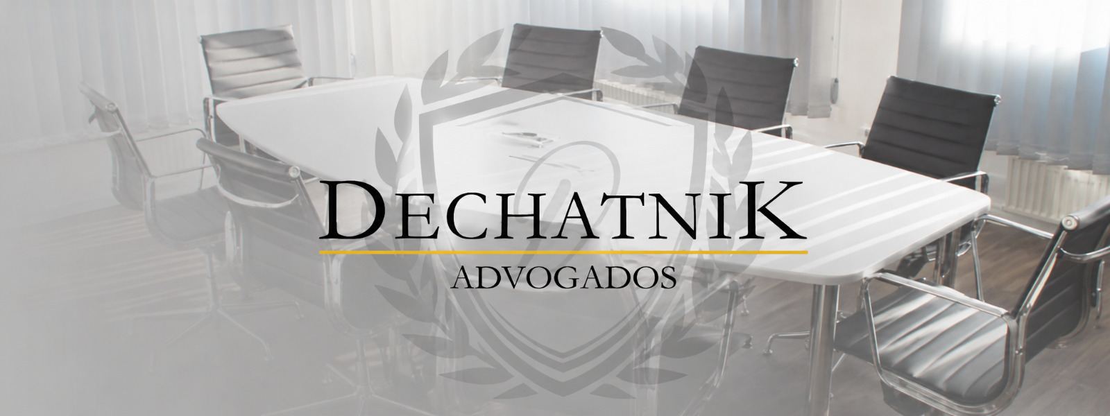 Sala de reuniões do escritório Dechatnik Advogados com a logomarca institucional